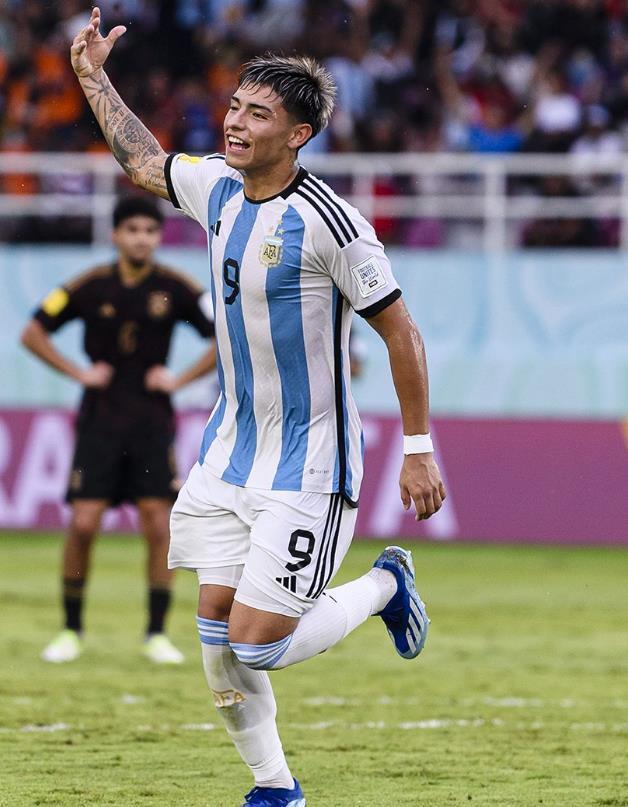 包含荆楚金雕队对阵江畔雷霆队，冰球热身赛读秒绝平，门将神扑救主——临场应变见真章的词条