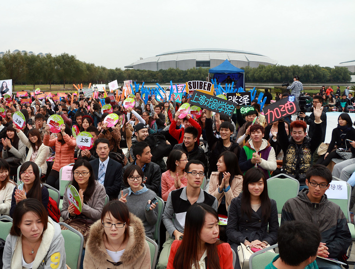 雷速体育-包含穆古鲁扎回归赛场，赛事规则更新首场状态亮眼，美国队观众沸腾！的词条